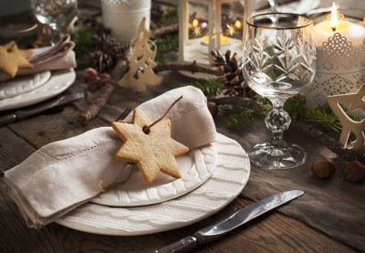 HOW TO ADD SPARKLE TO YOUR CHRISTMAS DINING TABLE